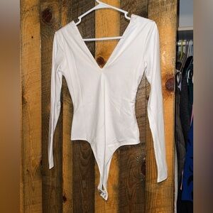 Chic White V-Neck Long Sleeve Bodysuit